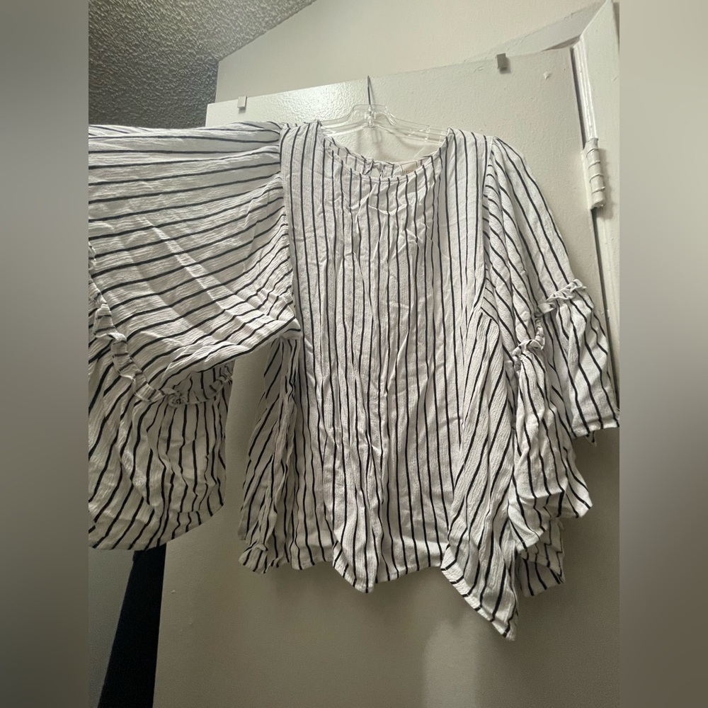 Hershe flare sleeve woven top.